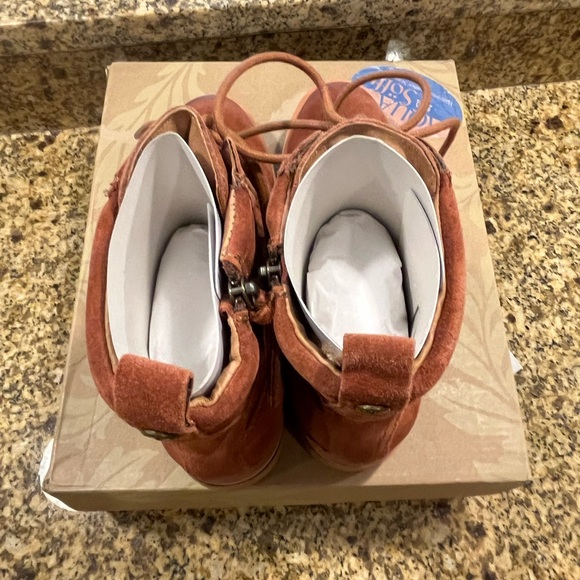 Sofft Baxter Redwood Orangish Tan Suede Hiking Combat Boots Side Zip Size 6 Box - Picture 9 of 10
